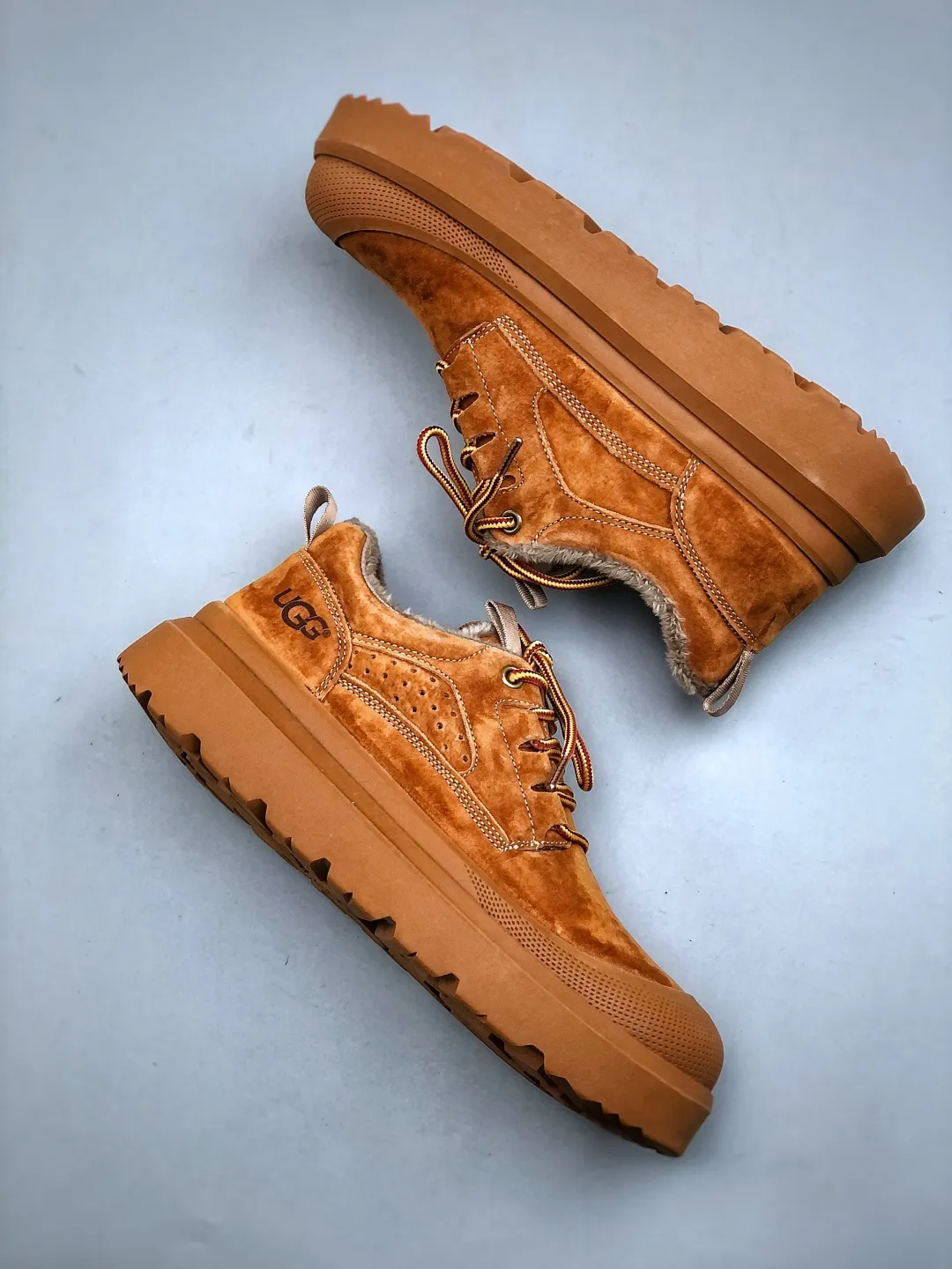 Local pick-up 💰560 supports store release New goods 🚀 #UGG new autumn and winter products (plush integrated lining 🔥warm and heat-locking) must-have outdoor men's casual shoes and snow boots series Guangdong factory quality Autumn and winter new styles Fashion trend matching The fabric is made of frosted cowhide imported from Italy. The whole shoe is made of genuine cowhide material, from the outsole to the hardware, all made from OEM raw materials. Good products do not kill pigs. The quality of the first order is strictly controlled. A full set of official website unified packaging. This year’s winter cold-proof outdoor products are a must-have for daily casual matching for sportsmen‼ American light luxury brand [UGG] Tasman Weather Hybrid Tasman hybrid series lightweight casual shoes Size: 39-44